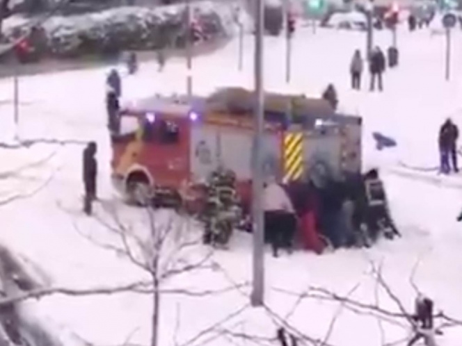 Madrileños rescatan camión de bomberos atascado en la nieve