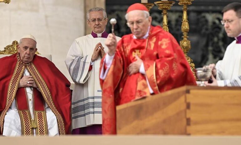 El papa emérito Benedicto XVI ya reposa en la cripta vaticana tras sobrio funeral