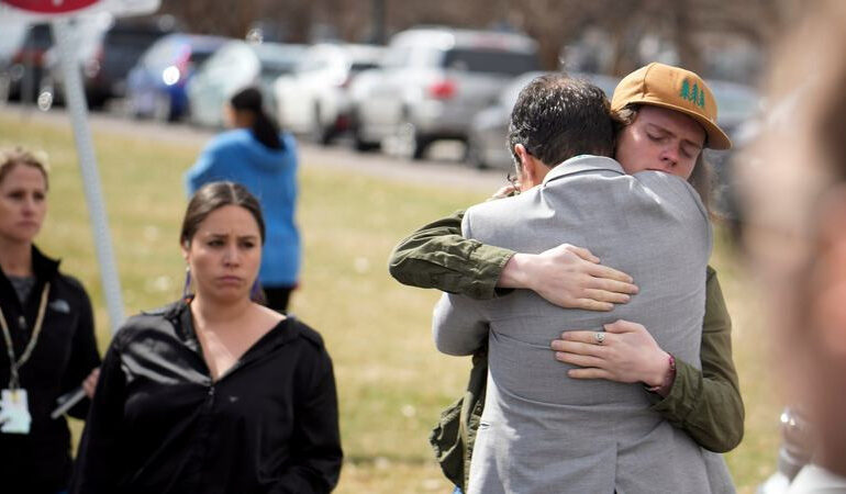 Localizan muerto a menor acusado de herir a dos empleados en una escuela en Denver, Estados Unidos