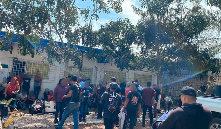 Migrantes se concentran en la Comar en Ciudad de México