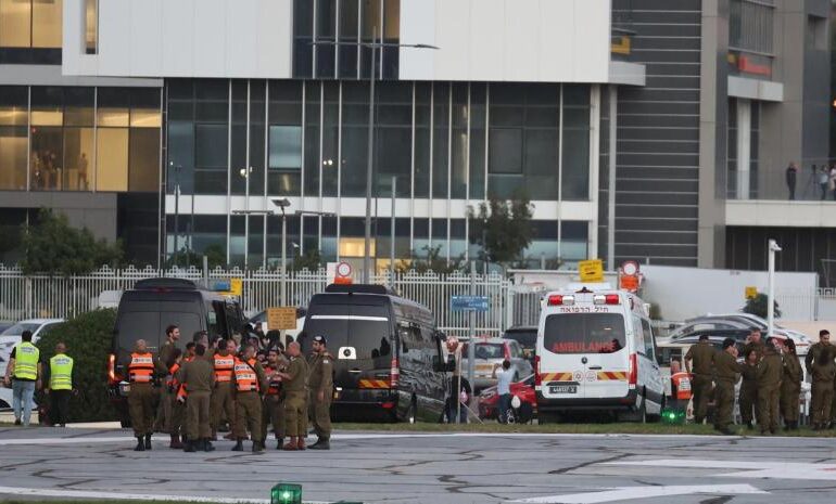 Israel confirma que Hamás entregó los primeros 13 rehenes a la Cruz Roja