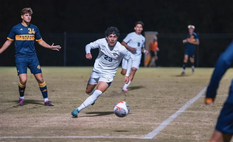 Firma Omar Mora con El Paso Locomotive