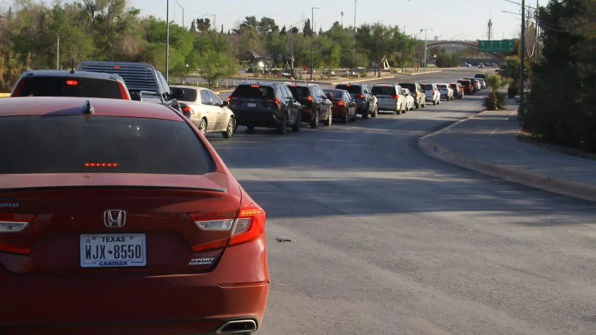 Sin prisas las filas de puentes internacionales; hasta media hora de espera