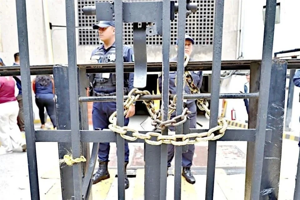 Chantajean y encierran a funcionarios en Segob