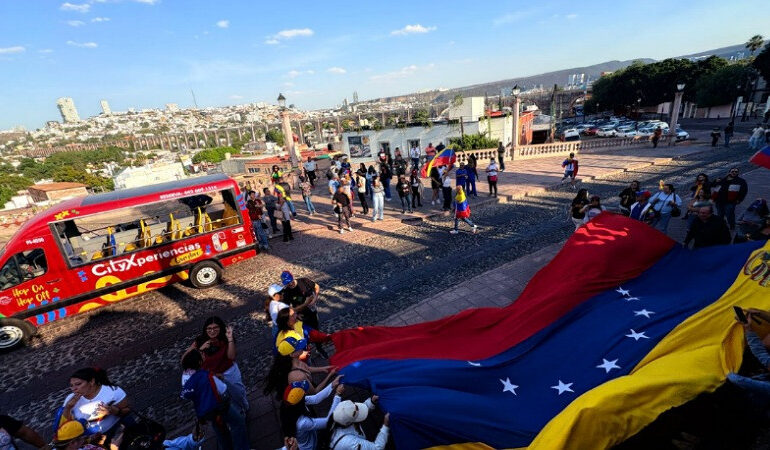 Celebran venezolanos en Querétaro detención de Nicolás Maduro