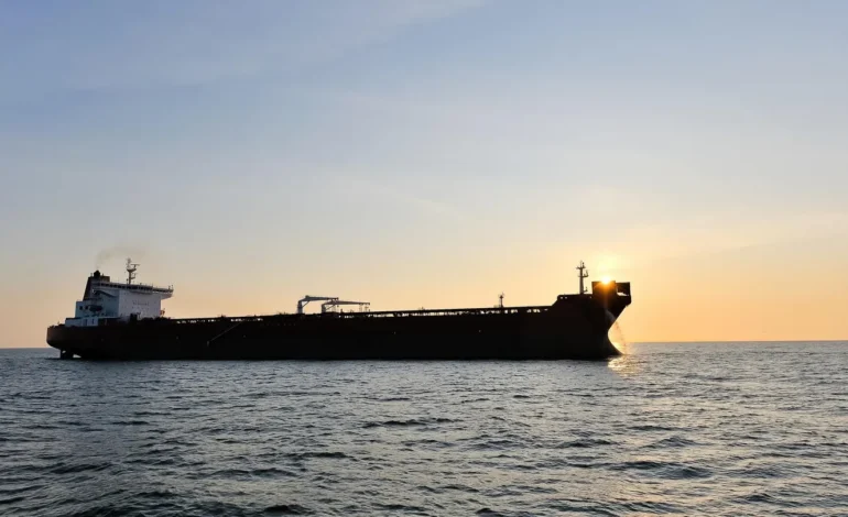 Rusia envía escoltas navales para ayudar a un petrolero perseguido por EU