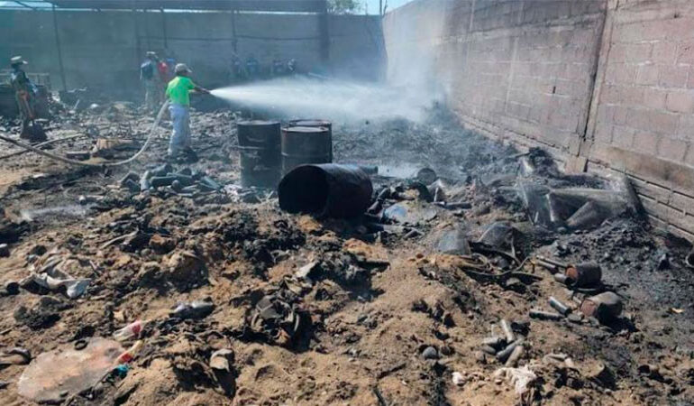 Tormenta Feroz en el Puerto de Salina Cruz: Incendios estallan en pastizales y predios privados ante intensas rachas de viento generadas por el evento “Norte” en Oaxaca.