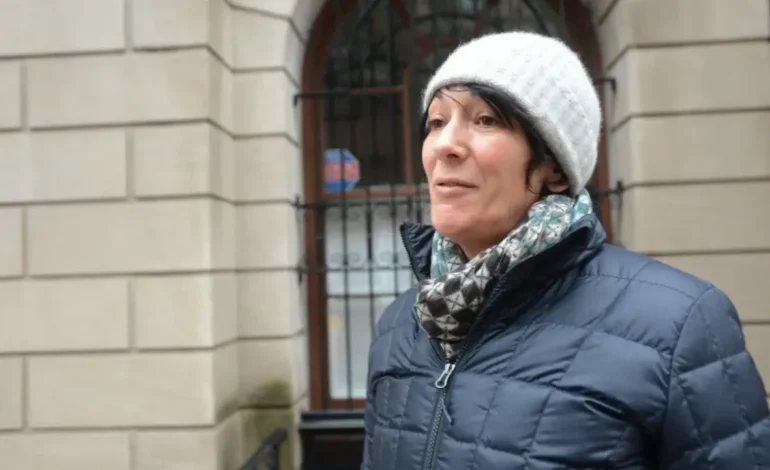 Ghislaine Maxwell se acoge a la Quinta Enmienda ante legisladores, pero dice que responderá preguntas si se le concede el indulto